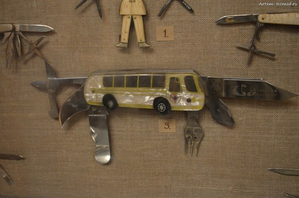 В музее народных промыслов. Павловские ножи.